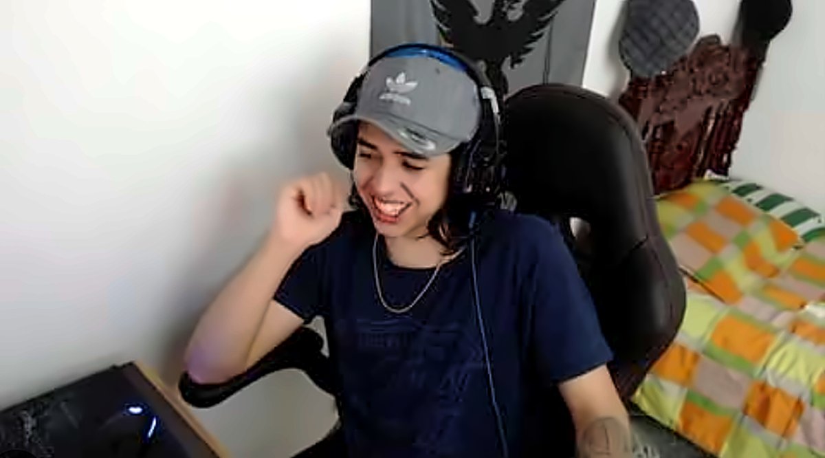 Westcol joven riéndose con audífonos y gorra gris en sus primeros streams