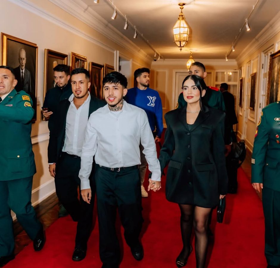 Westcol caminando por un pasillo con alfombra roja y guardias de honor en la Casa de Nariño